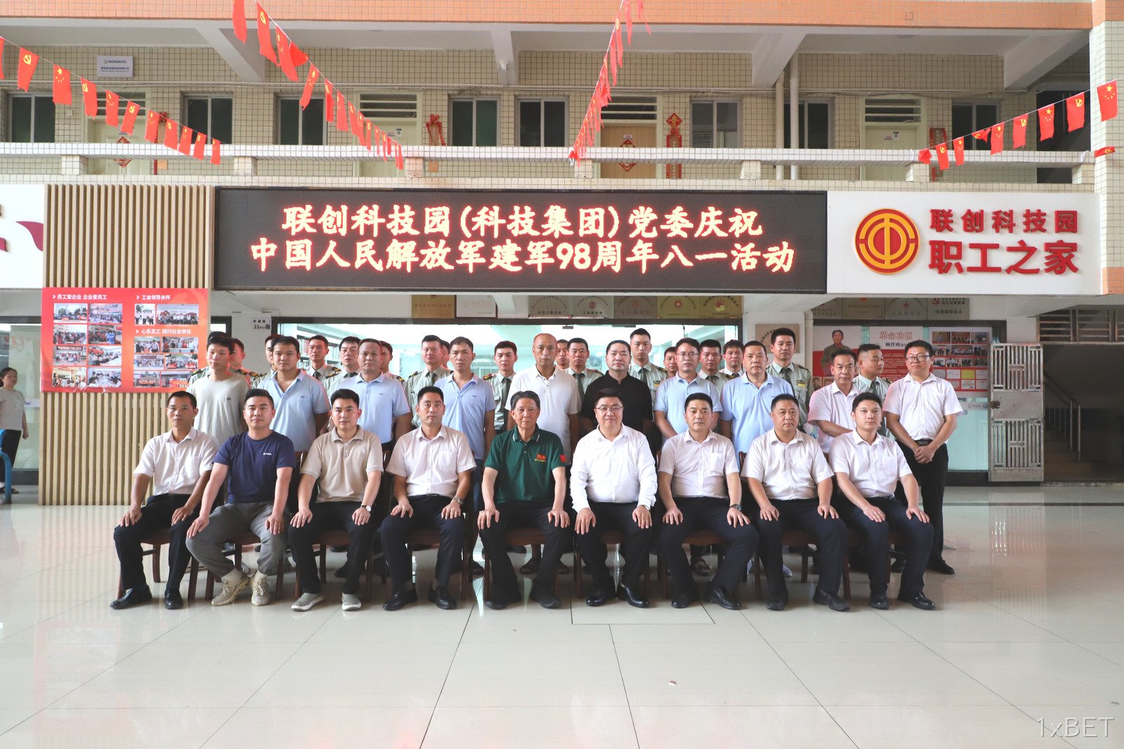 退伍军人大合照.jpg